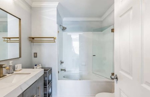 New Tampa Apartment | Modern Escape-Cali King Beds-EV Chargers Available