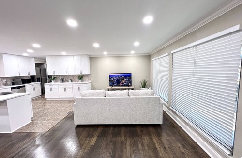 Decatur House | Modern Fresh Remodel 4BR 3Bath 2 En-Suites Super Convenient Sleeps 12 Pets OK!