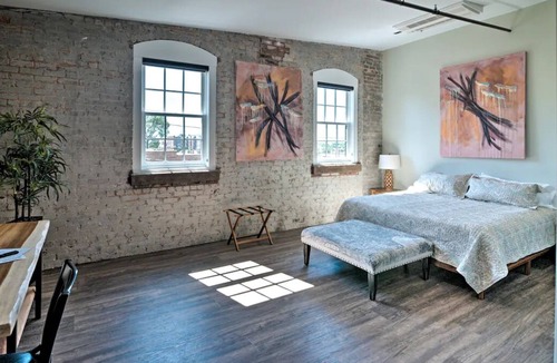 Hickory Apartment | Modern Hickory King Suite in Historic Downtown!