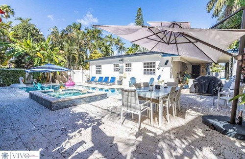 South Lake Villa | Modern Hollywood Beach villa with a private heated saltwater pool, hot tub, and spacious family-friendly layout. Just 1 mile from the ocean & Broadwalk, featuring a full kitchen, open living areas, and tropical outdoor lounge spaces.