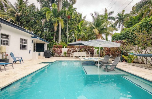 South Lake Villa | Modern Hollywood Beach villa with a private heated saltwater pool, hot tub, and spacious family-friendly layout. Just 1 mile from the ocean & Broadwalk, featuring a full kitchen, open living areas, and tropical outdoor lounge spaces.
