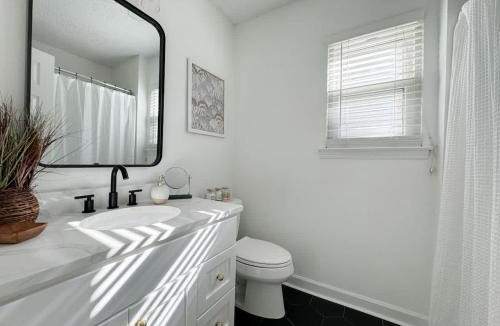 Savannah House | Modern Home Near Beach & City Dog Friendly