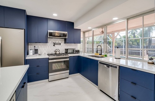 Sunrise House | MODERN HOME WITH HEATED POOL! CLOSE TO SAWGRASS MILLS MALL! FLEXIBLE CHECK IN n
