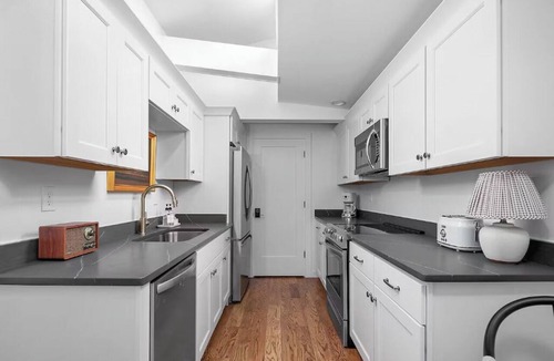 North Upper Street Apartment | Modern Loft - Parking Included, Walk to Downtown