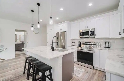 Oakland Hills House | Modern Retreat, 3Bedroom King bed + Master Bath near ocean, 6 guests