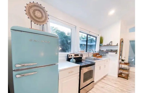 Crawfordville Apartment | Modern Retro Studio feat. *Serene Nature & Spring*