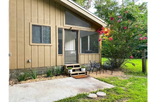 Crawfordville Apartment | Modern Retro Studio feat. *Serene Nature & Spring*