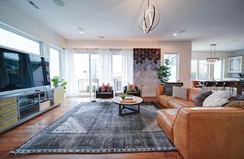 Third Ward House | Modern Rooftop Townhome w Hot Tub & Skyline Views
