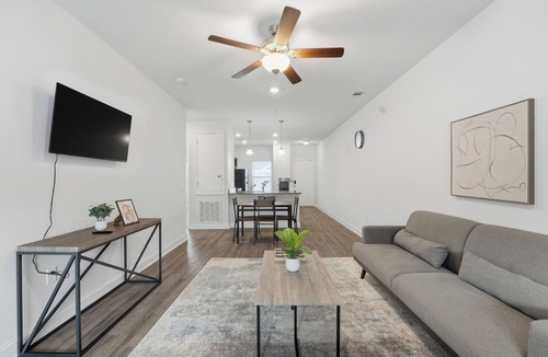 Savannah Apartment | Modern Savannah 2BR Near Shopping