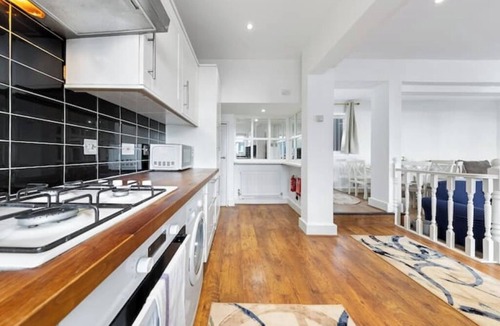 Holland Park House | Modern Spacious 2 Bedroom House in Central London