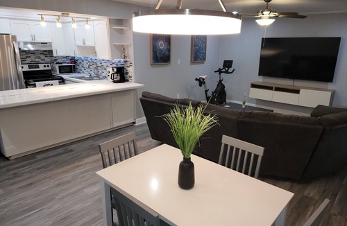 Cypress Gardens Apartment | Modern spacious 2-bedroom Apartment 1 mile from Legoland. 6-month minimum stay.