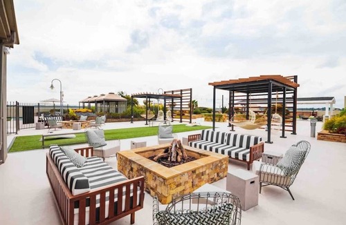 Lindbergh Condo | Modern Spacious Condo King Bed w.RoofTop Pool &Gym