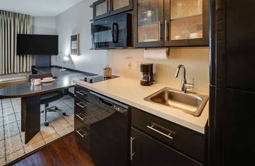 Doral Hotel | Modern Suite w/Swimming Pool & Parking Near Dolphin Mall
