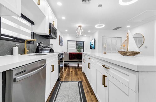 Edgewood House | Modern Updated Home - Pet Friendly - 15 min or less to airport/beach/downtown