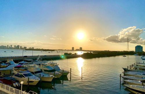 North Bay Village Apartment | Modern waterfront apartment with Miami Skyline view, free parking 5 mins drive to Miami Beach