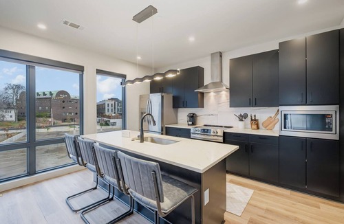 West End Condo | Modern West End Condo for 6, Shared Pool & Gym!