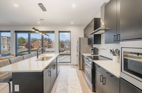 West End Condo | Modern West End Condo for 6, Shared Pool & Gym!