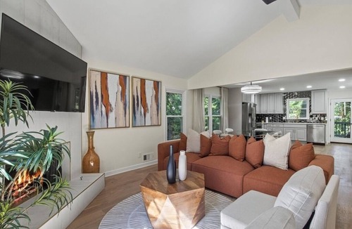 Decatur House | Modern5BR/3,5b Home with Garage & Basement. Great for Professionals or Families.
