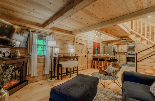Elizabethton Cabin | Monarch Mountain Luxury Cabin with Hot Tub Pet Friendly Cabin A