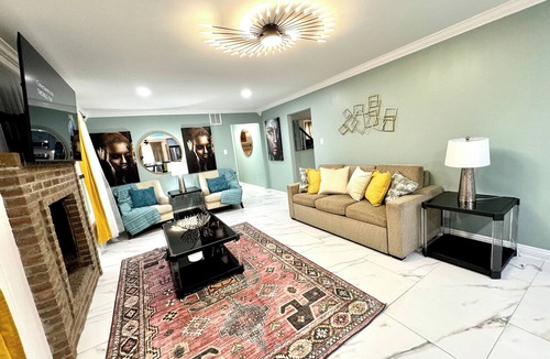 Ellendale House | MONTHLY STAYS- 8BR/4BA Brick Estate with Private attached Guest House