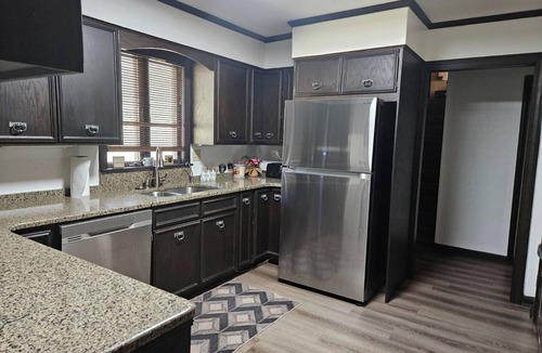 Ellendale House | Monthly Stays- Luxurious 9 BR + Extra Space Beds with Pool-Lounge Bar