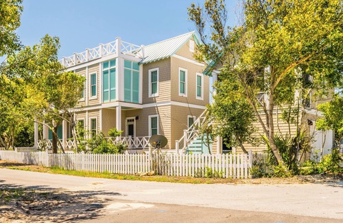 Bald Head Island House | Moondance delights with designer touches and rooftop hot tub!