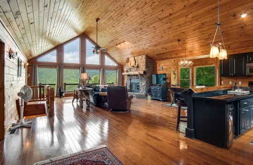 Bryson City Cabin | Moose Cabin Secluded, Luxury Cabin With Stunning Views of the Smokies