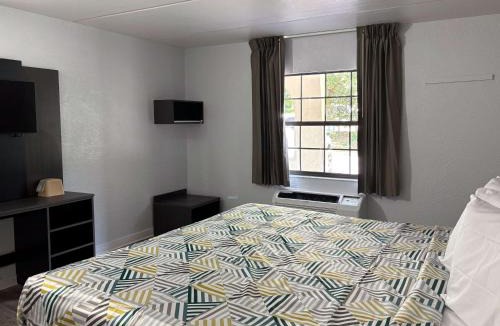 Tallahassee Hotel | Motel 6 Tallahassee, FL North Monroe