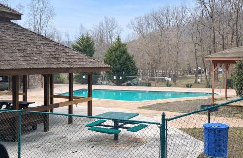 Talking Rock House | Mountain 4BR Cabin, Hot Tub, Theater & Pets OK