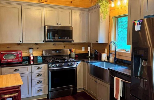 Flat Rock Cabin | Mountain Cabin & Creek-Front Nature Retreat – NC