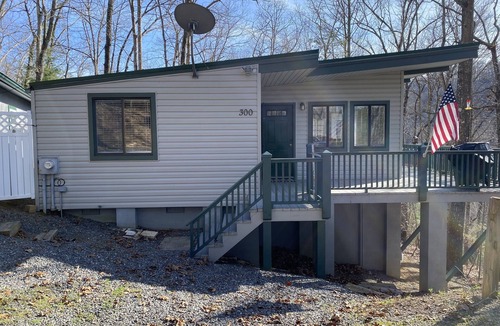 Hayesville Cabin | Mountain Cabin in the woods-Tranquil Setting-2 bed 2 bath-Private-Deck-Views