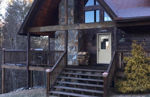 Piney Creek Cabin | Mountain Cabin located in a gated community, within walking distance to river.