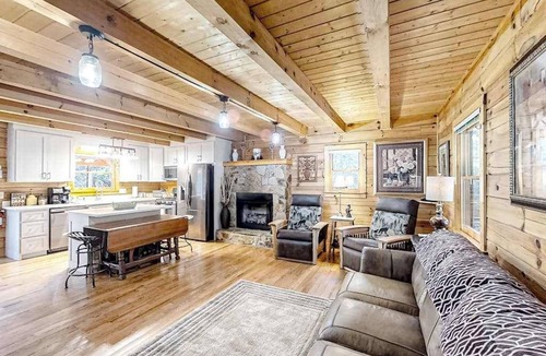 Murphy House | Mountain cabin with private hot tub, on-site creek, firepit & wildlife sightings