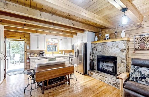 Murphy House | Mountain cabin with private hot tub, on-site creek, firepit & wildlife sightings