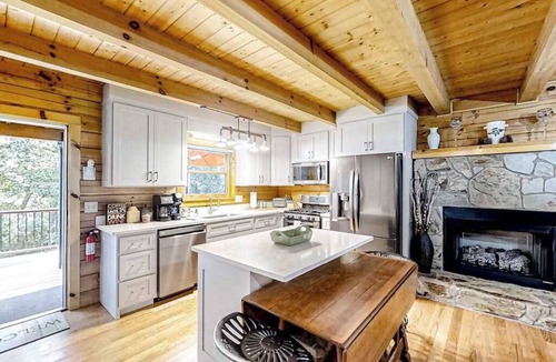 Murphy House | Mountain cabin with private hot tub, on-site creek, firepit & wildlife sightings