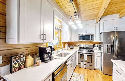 Murphy House | Mountain cabin with private hot tub, on-site creek, firepit & wildlife sightings