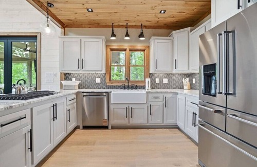 Cherry Log House | Mountain Escape | Views, Hot Tub & Game Room