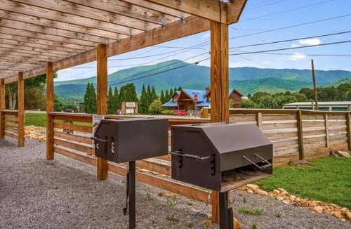 Wears Valley Apartment | Mountain Laurel | King Suite for 2 | Wears Valley
