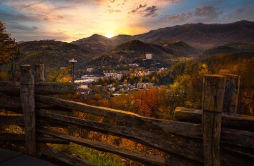 Sevierville Ski Chalet | Mountain Sights-n-City Lights, Hot Tub, Spectacular Mtn Views, Pool Table!