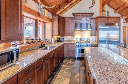 Franklin House | Mountain-view log home with hot tub, firepits, pool table & air hockey