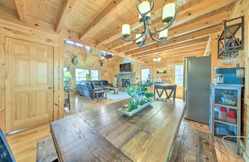 Mineral Bluff Cabin | Mountain views, hot tub, pet friendly
