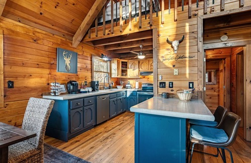 Morganton Cabin | Mountain Views - Hot Tub, Fire Pit, Game Room, Wi-Fi, Outdoor Games! Min to BR