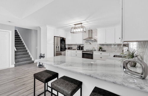 Vamo House | Mova Manor- 4/3 balcony overlooks private backyard