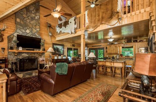 Piney Creek House | Mtn-View Deck: Cabin Near New River State Park!