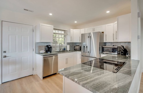 Laurel Park Cottage | Mtn-view Deck! Modern Retreat Near Jump Off Rock