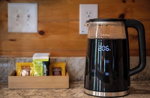 Morganton Cabin | Mtn Views⛰️Pool 💦Dog Friendly🐕 2 King Beds ☕Coffee/Tea Bar