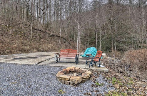 Mullens House | Mullens Cabin w/Gas Grill & Mountain Views!