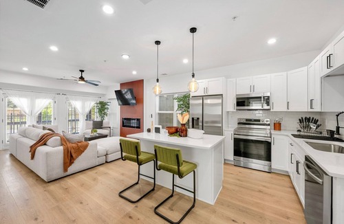 Sylvan Hills Condo | Murphy House Mansion - 6BD Condo w/2 King Suites & Free Gated Parking