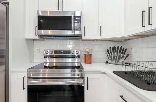 Sylvan Hills Condo | Murphy House Mansion - 6BD Condo w/2 King Suites & Free Gated Parking