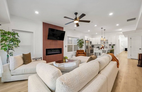 Sylvan Hills House | Murphy House Mansion 9BD House w/Gated Parking